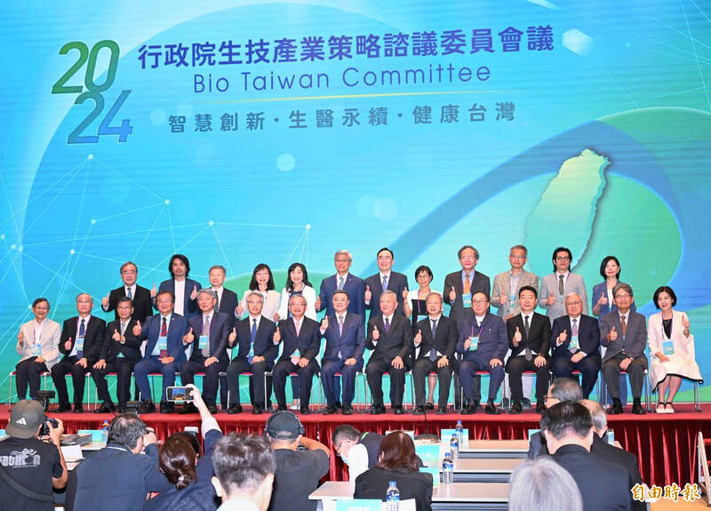 行政院長卓榮泰今天出席「2024行政院生技產業策略諮議委員會議」開幕式，並和與會貴賓合影。（記者方賓照攝）