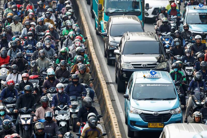 雅加達人口超過1100萬人，更廣泛的雅加達都會區人口更是超過3500萬人，存在嚴重交通堵塞問題。（路透）