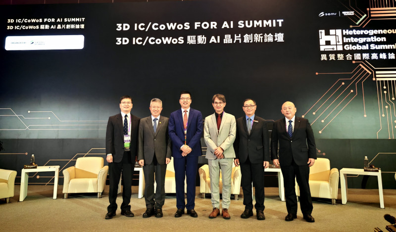 臻鼎董事暨營運長李定轉(左2)今日擔任「3D IC/ CoWoS驅動AI晶片創新論壇」與談人。(臻鼎提供)