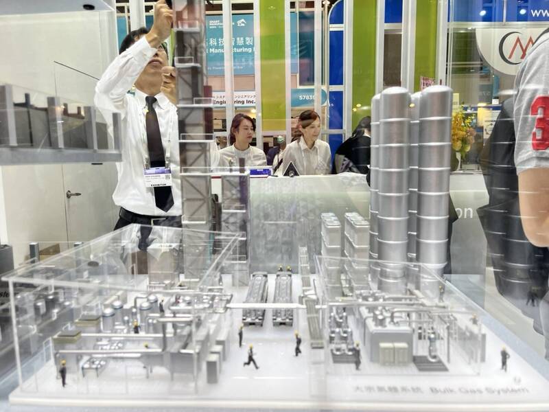 崇越科技參與2024 SEMICON Taiwan國際半導體展，斥資數百萬元打造晶圓廠各製程、廠務系統的精巧模型呈現，非常吸睛，（記者洪友芳攝）
