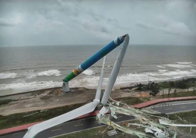 摩羯颱風對海南島造成嚴重災情，海南島沿岸有多部風力發電機組遭強風吹倒。（圖擷取自微博）