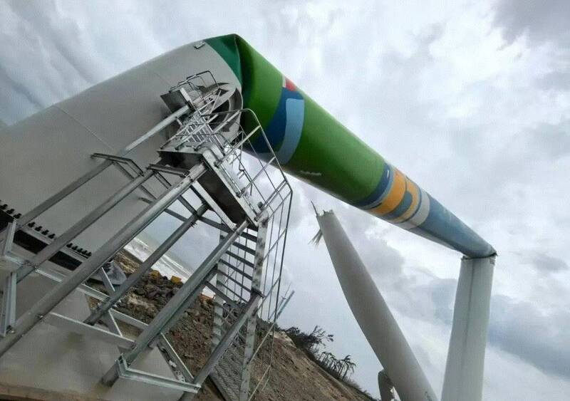 風力發電機組遭強風吹倒。（圖擷取自微博）