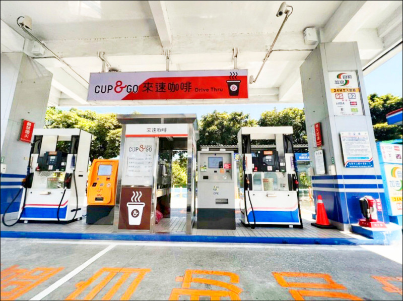 台灣中油昨宣布，自今日凌晨零時起，汽油每公升調降6角、柴油調漲3角。（資料照）