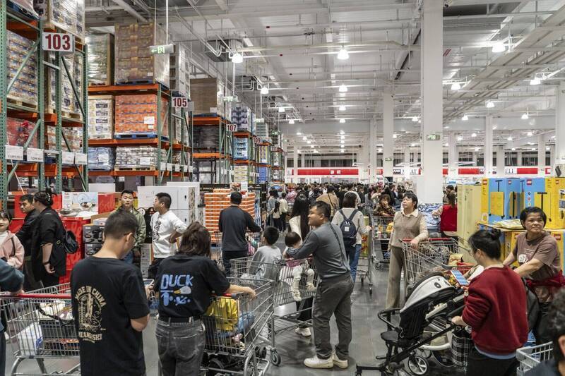 今年1月中旬才開店的深圳Costco，現今傳出會員「大量退卡」的消息。（彭博）