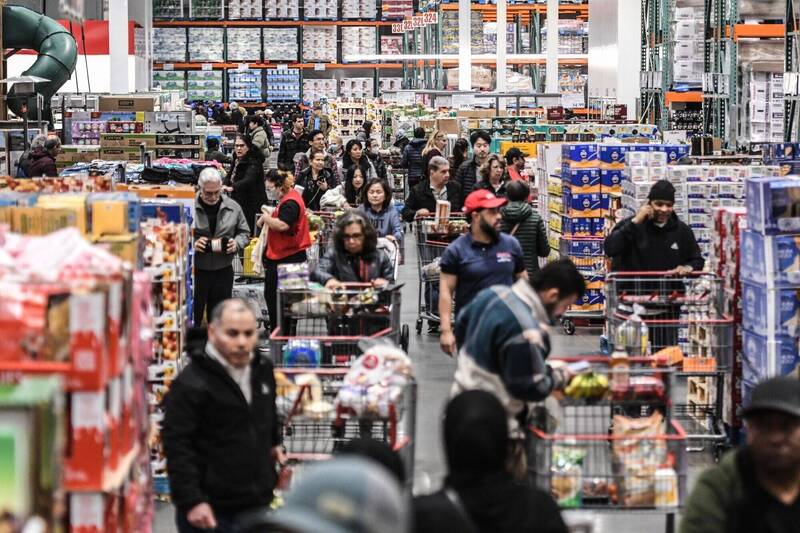 Costco 有許多優惠產品,是許多人採買物資的選項。(彭博)