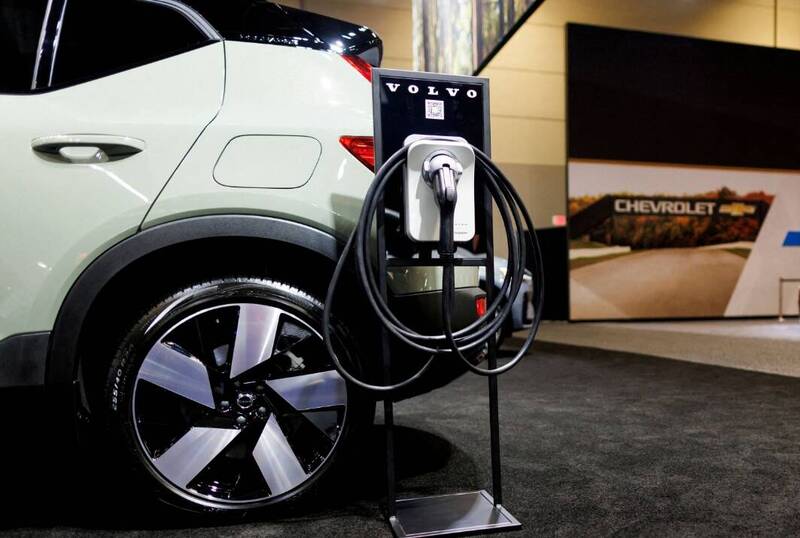 全面轉型電動車喊卡  汽車巨頭打太極拳