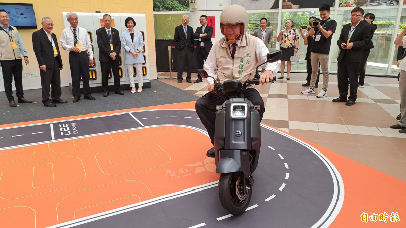 台南市長黃偉哲試騎體驗中油全新推出的換電系統與三陽電動機車，共同攜手推動低碳二輪運具發展，打造低碳環保城市。（記者蔡文居攝）