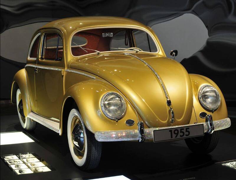 1955年8月紀念款金色金龜汽車。（擷取自維基百科）