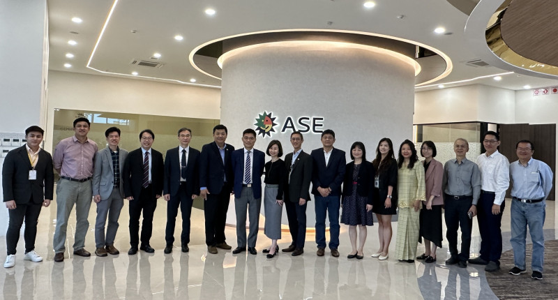 國立成功大學與日月光半導體，在馬來西亞簽署國際人才培育合作備忘錄。（日月光提供）