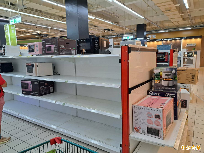 愛買新竹店月底熄燈，很多貨架產品都已被清空。（記者洪美秀攝）