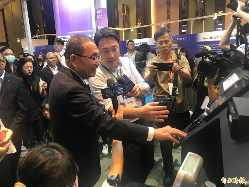 新北市長侯友宜參加國際招商大會，在現場體驗電動車儀表板設備。（記者陳奕劭攝）