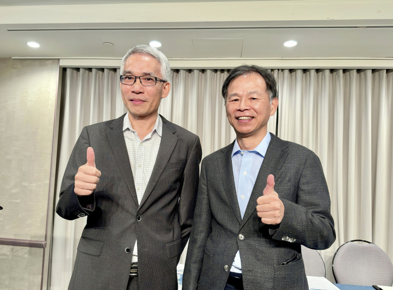 達明機器人董事長何世池（右起），總經理陳尚昊。（記者方韋傑攝）