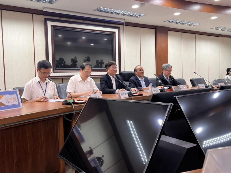 電價審議會今天召開，由經濟部次長連錦漳（右2）主持。（記者林菁樺攝）