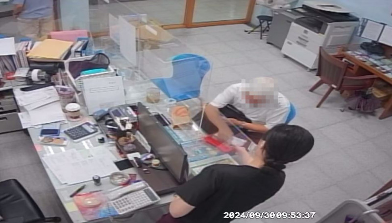 宜蘭頭城70歲莊姓老翁欠稅遭查封多筆土地，近期因要變賣趕緊到執行署繳清欠款。（圖由行政執行署宜蘭分署提供）