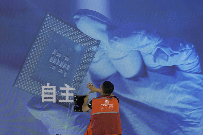 由於美國對晶片技術祭出口管制,中國正在加速推動本土半導體產業。(美聯社資料照)