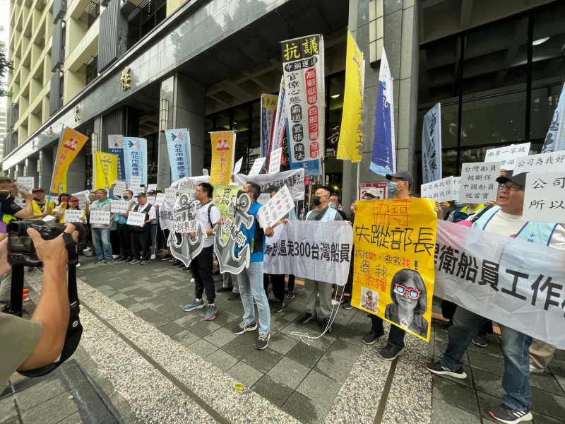 今日上百名中鋼運通工會船員赴勞動部陳情，抗議公司自7月起中斷台灣船員勞健保，且以不派工的方式變相逼退台灣船員。（中鋼運通工會提供）