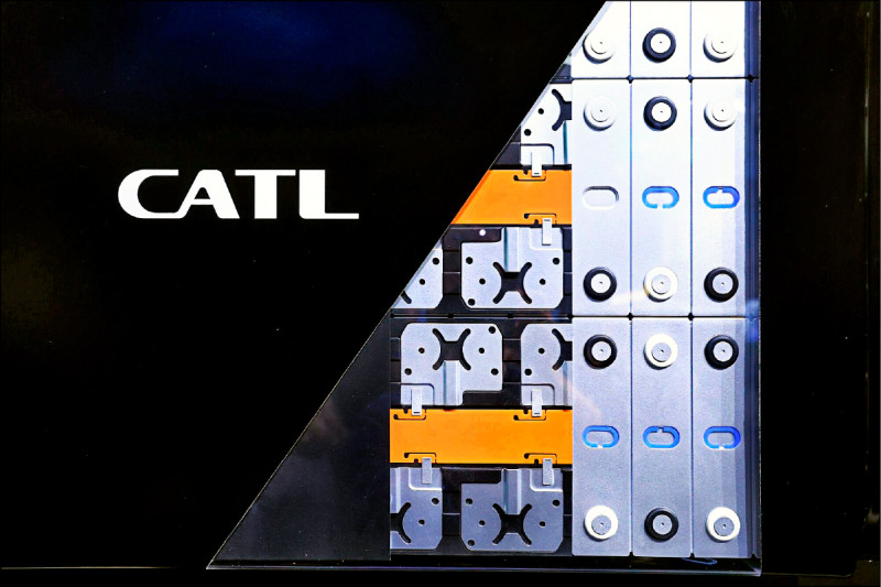 中國生產商正向全球市場大量供應鋰，造成掠奪性的價格暴跌，其目的是要消滅競爭對手。而鋰價暴跌也對中國造成影響，迫使電池大廠寧德時代（CATL）等中國企業暫停部分礦場的生產。（彭博）