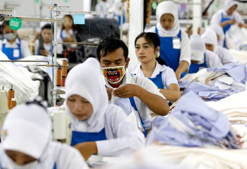 中國低價產品湧入，印尼紡織業爆發失業潮，印尼政府祭出反傾銷稅保護本國企業。（示意圖，路透）