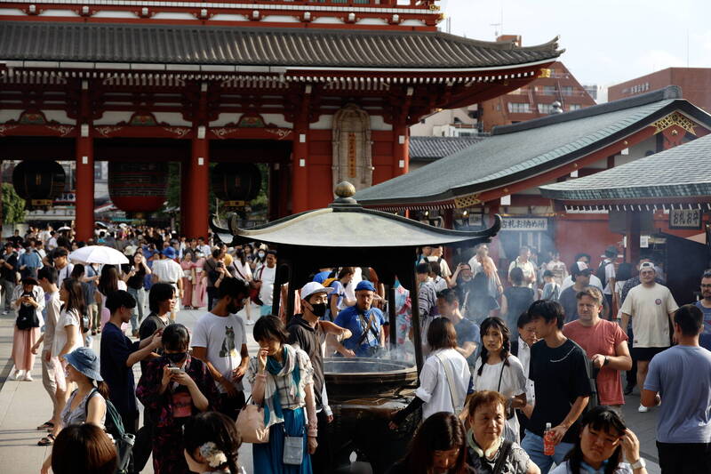 專家們認為，日航推出的活動，可能導致更多遊客湧入人潮早已飽和的地點，適得其反。（示意圖，歐新社）