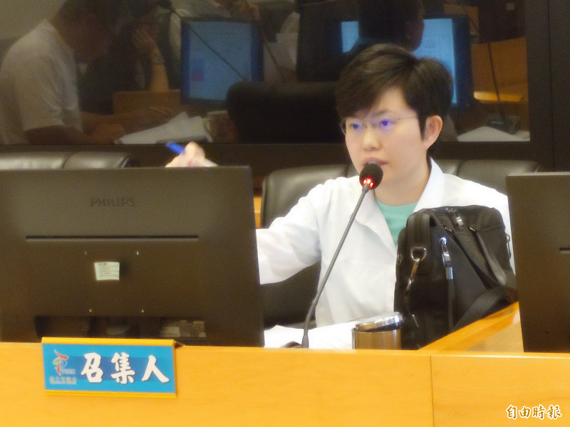 台中市議會法規委員會召集人陳俞融宣布，「臺中市房屋稅徵收率自治條例」修正草案延後至11月再審議。（記者黃旭磊攝）