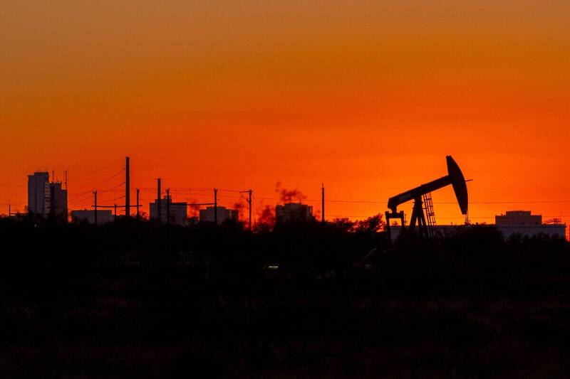 國際油價週二(15日)暴跌。(彭博)