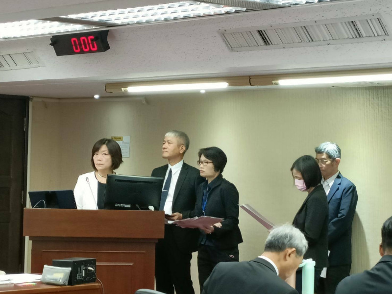 勞動部今日遭立委質疑,作為勞動主管機關卻「帶頭給低薪」,現場氣氛凝重。(記者李靚慧攝)