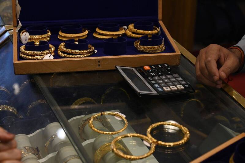 中國各大金店卻因為金價飆高，消費力大減，出現大規模倒閉潮。（示意圖，彭博）
