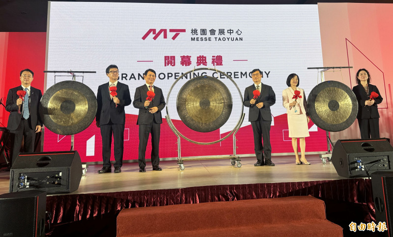 「桃園會展中心」由日本博報堂國際事業執行董事伊藤俊太郎（左起）、日台交流協會副代表服部崇、安益集團董事長涂建國、經濟部政務次長陳正祺、國際貿易署署長江文若、桃園市政府副秘書長賴淑華共同敲鑼啟用。（記者李容萍攝）
