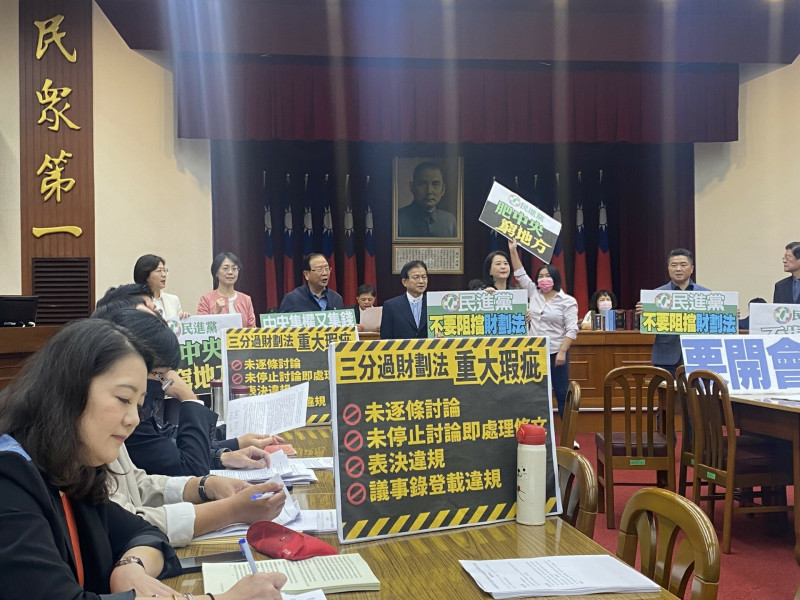 立院財委會上週三開會3分鐘將「財劃法」修正草案送出委員會，民進黨立委吳秉叡今提案，上週三審查嚴重違反議事規則，不應確認議事錄。（記者鄭琪芳攝）