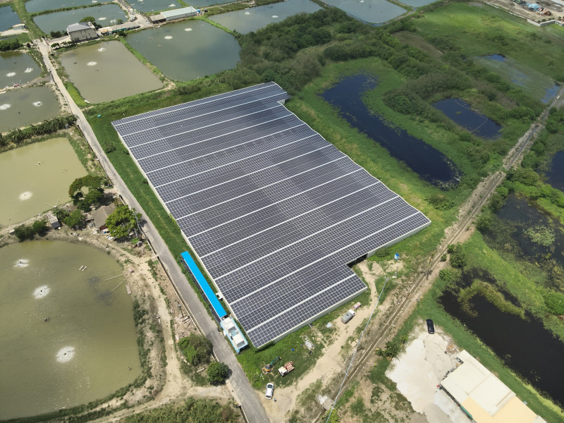 6年轉供4000萬度綠電，微電能源與研華簽訂綠電採購合約。圖為微電台南麻豆室內漁電共生案場。（業者提供）