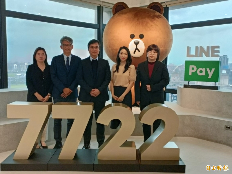 第三方支付業者LINE Pay連加網路，即將在12月自興櫃轉上市，LINE Pay董事長丁雄注（中）率領經營團隊合影。（記者李靚慧攝）