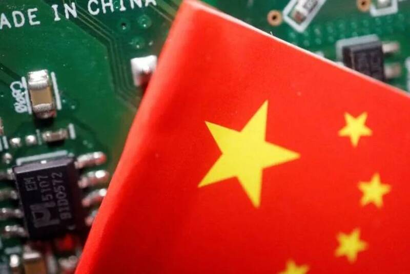 在收到美國商務部對部分產品實施出口限制的信函後，台積電將從週一開始暫停向一些中國客戶運送某些先進晶片。（路透）