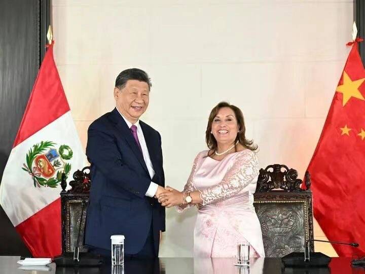 習近平(左)在祕魯總統府以視訊方式,出席錢凱港開幕典禮。(圖取自中國社交平台)