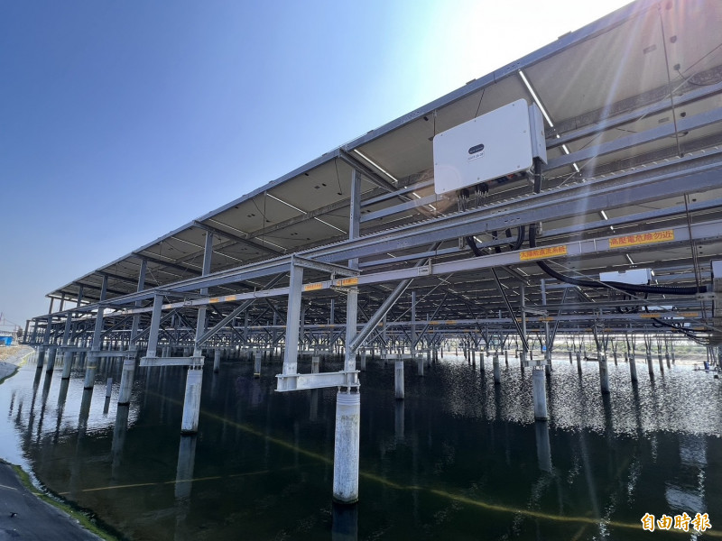 三地能源位於七股的一期漁電共生案場，面積高達144公頃，全年漁貨量達370公噸。（記者林菁樺攝）