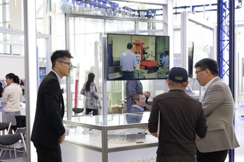 高雄市政府積極推動產業轉型，邀請在地企業公準精密、光焱科技、立創光電、榮陞精密、皇亮集團、元健大和等6家廠商共同設立高雄館展區。圖為公準精密。（經發局提供）