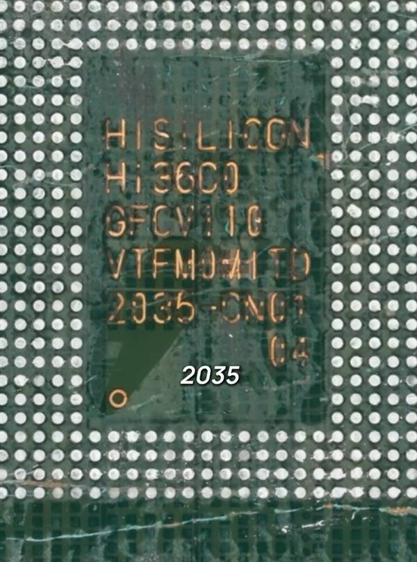 中國網紅拆解Mate 70 RS手機後，發現麒麟9020晶片上有1組神秘數字「2035」（擷取自網路）