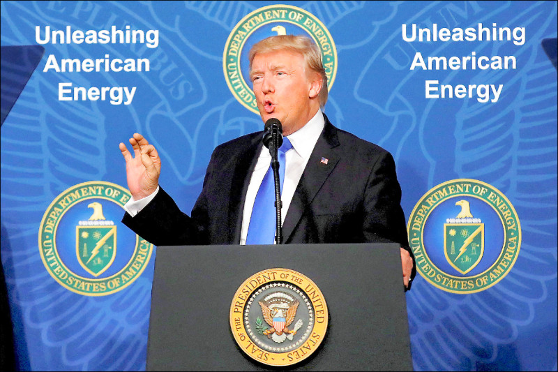 美國候任總統川普十日在自家社群媒體「真相社群」貼文指出，任何在美國投資逾十億美元的個人或企業，將獲得全面加速的審批和許可。
（路透資料照）