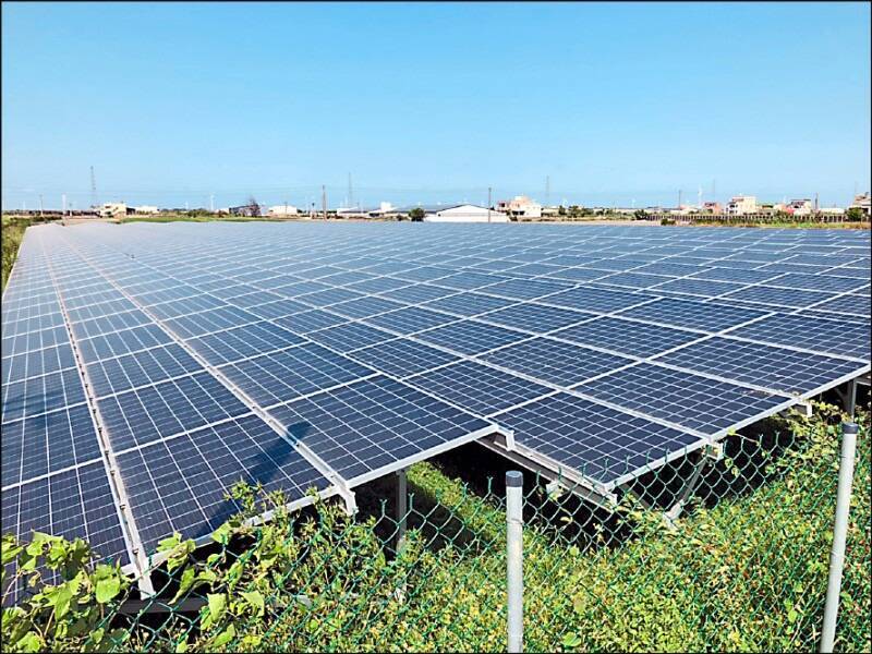 114年再生能源躉購費率草案出爐，明年度小屋頂光電費率持平不變，其餘約降2%到5%。（示意圖，資料照）