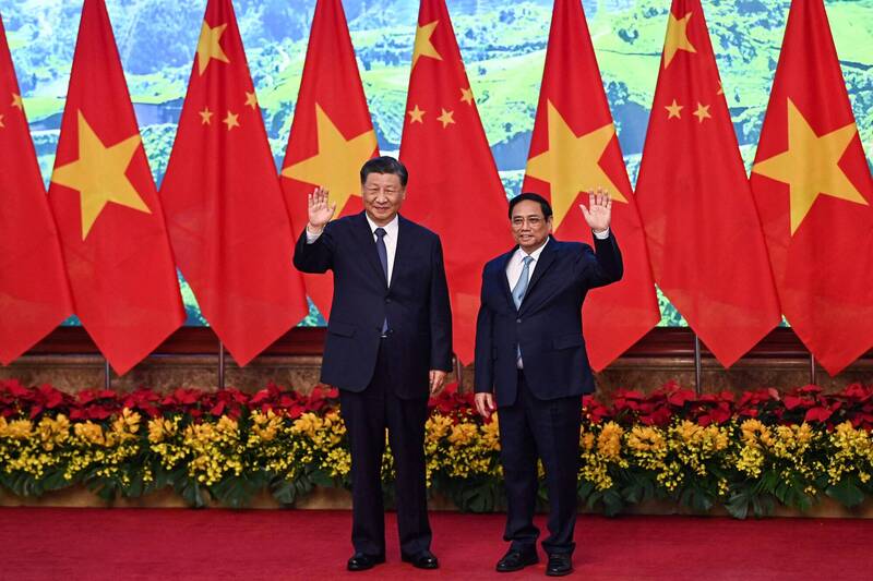 越南2024年12月已和中國達成協議，雙方將一起建設3條位於越南境內、靠近中越邊界的標準軌鐵路。圖為現任越南總理范明正（右），以及中國國家主席習近平（左）。（法新社）