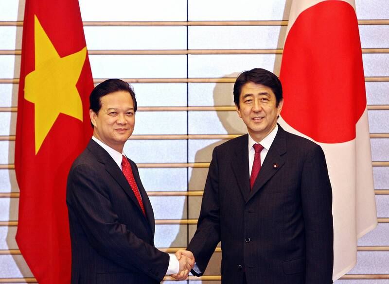 2006年，時任越南總理的阮晉勇（左）率團訪問日本，與時任日本首相的安倍晉三（右）會面，日本承諾會為越南建設南北高鐵提供官方發展援助。（路透）