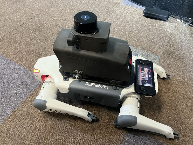 索特機械人（R2C2）展示搭載在機器狗身上的機器人管理平台。（記者徐子苓攝）
