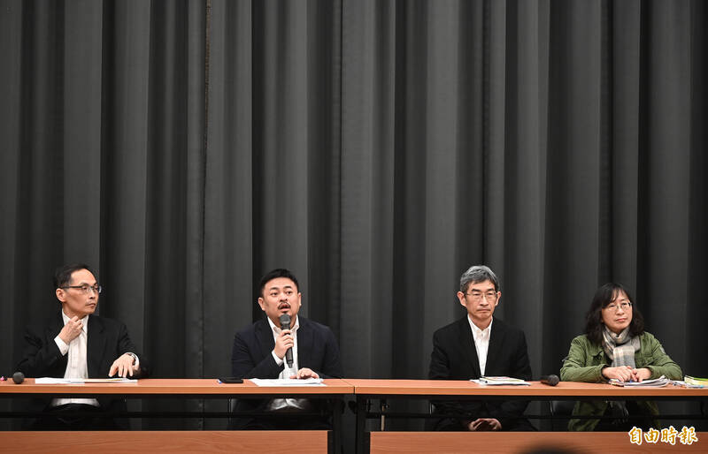 明年9大勞動新制將上路，最低工資、勞保費率均將調升，勞動部長洪申翰（左二）今率勞動條件及就業平等司司長黃維琛等人說明。（記者王藝菘攝）