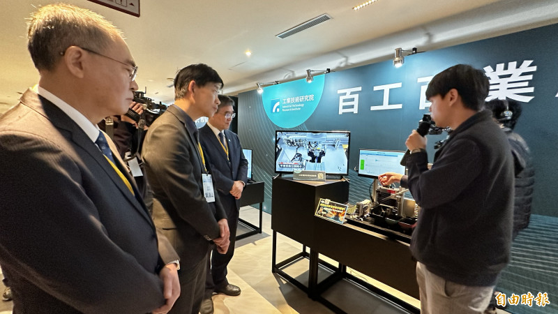 論壇現場展示AI運用在百工百業的成果。(記者劉婉君攝)
