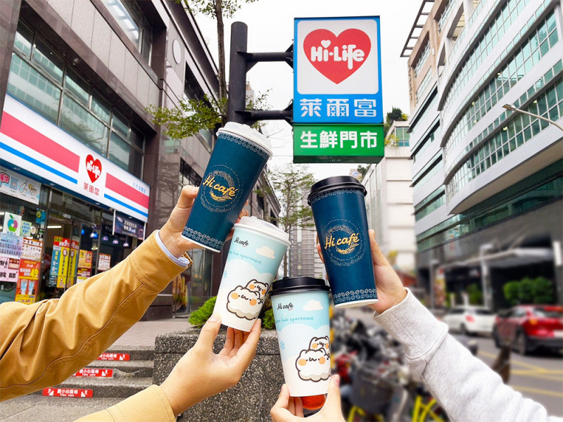 迎接2025年，4家連鎖超商優惠出籠，包括咖啡買1送1、買7送7、霜淇淋2支特價59元，力拼跨年商機。（萊爾富提供）