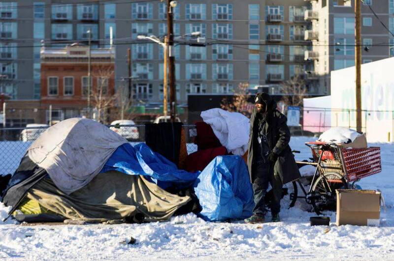 2024年美國遊民達77萬人、年增18%，再創新高，服務系統幾近崩潰。（路透）