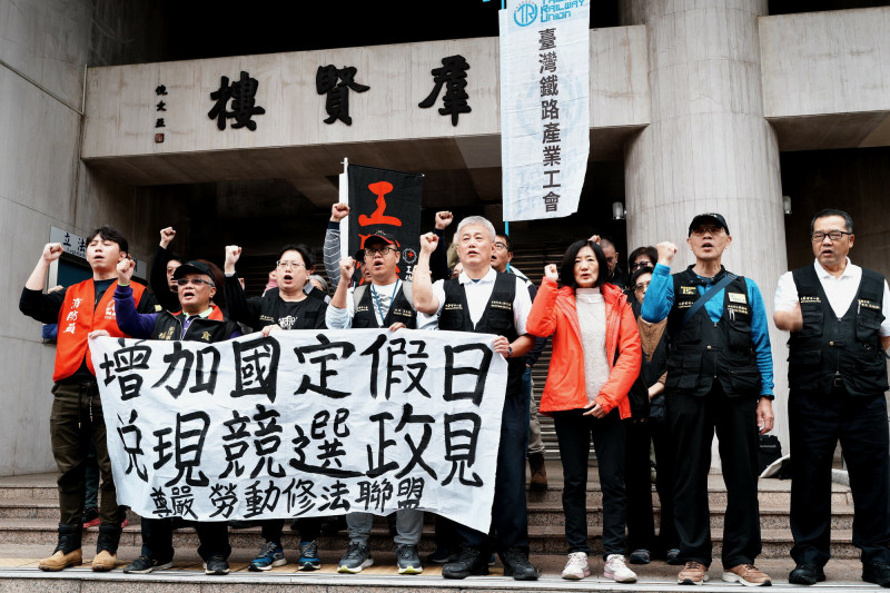 勞團要求「還勞工七天假」，1月2日將再度赴立法院集結向3黨施壓。（尊嚴勞動修法聯盟提供）