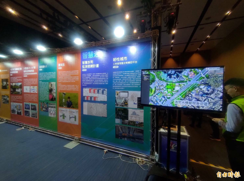 高雄智慧城市推動委員會年會今登場，場內陳列高雄市政治府推動智慧城市績效。（記者王榮祥攝）
