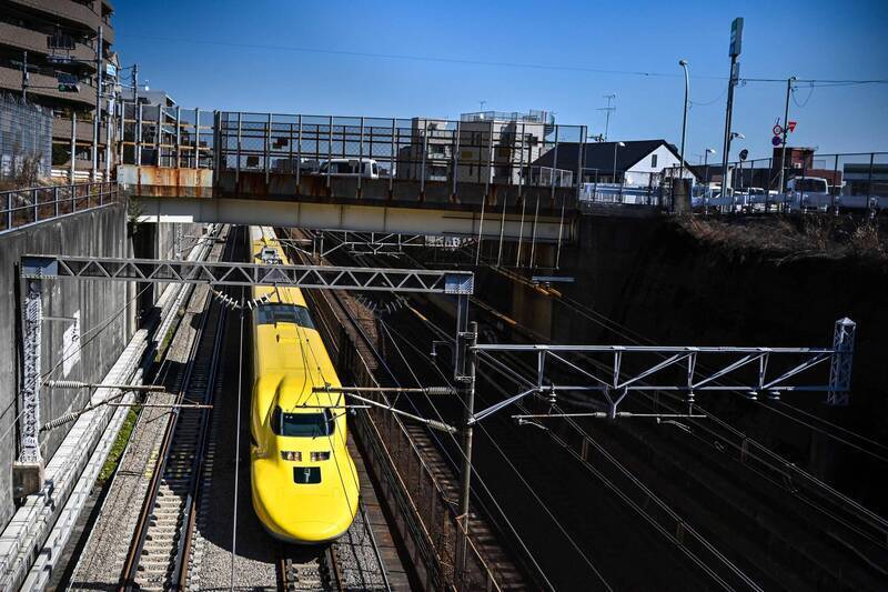 日本民眾稱為Doctor Yellow（黃醫生）的新幹線電氣軌道綜合檢測列車，將因老化而退役，許多人感到依依不捨。（法新社）