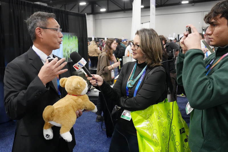 美國之音（VOA）記者Adriana Arevalo採訪「iSleePad 智慧舒眠睡墊」、「iPetSuite 智慧寵護睡墊」，稱讚現在很多人家裡都有毛小孩，寵物市場非常大，這兩項技術是很棒的產品。（工研院提供）