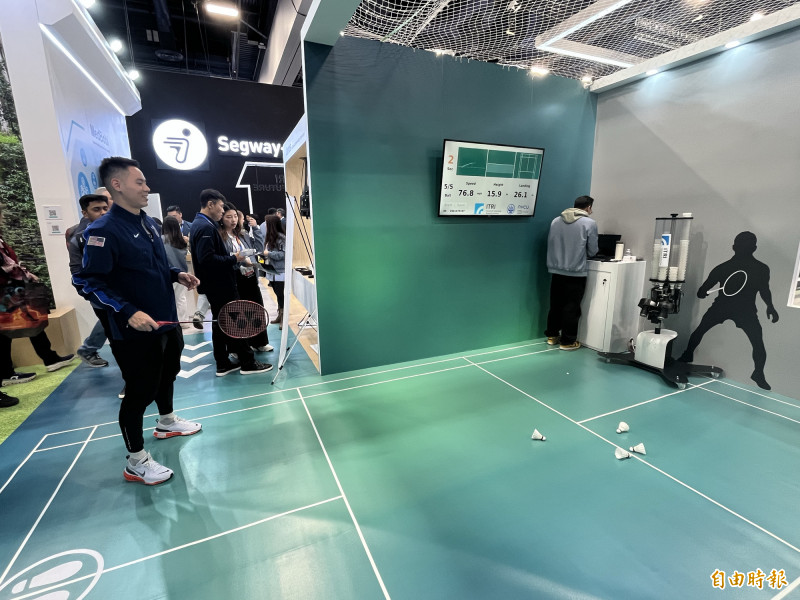舒之顥在CES體驗工研院的「AI羽球教練」。（記者徐子苓攝）